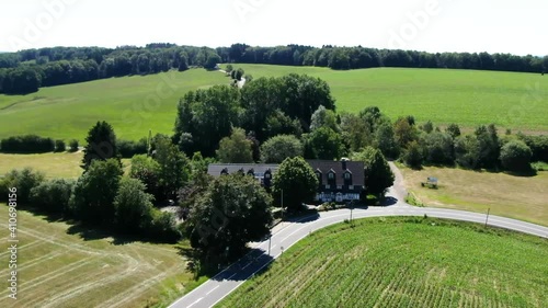 Landhaus umgeben von Wald und Bäumen