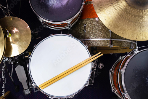Canvas Print Closeup of drumsticks lying on the professional drum set