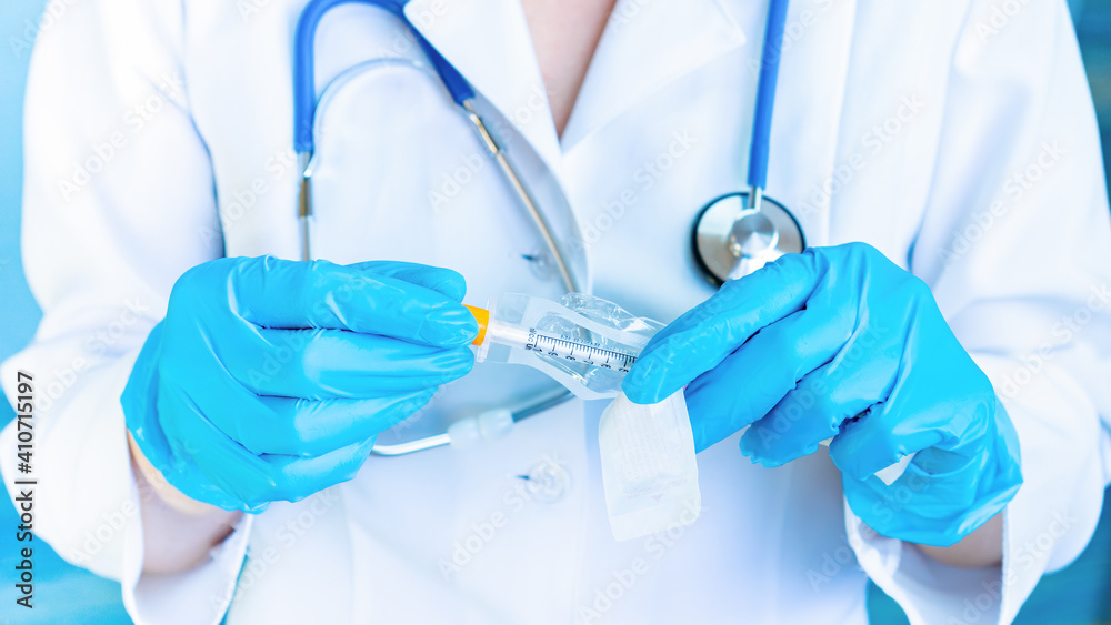 The doctor opens the package of the insulin syringe to give the injection. Treatment strategy for diabetes mellitus in insulin dependence. Vaccination during the COVID-19 coronavirus pandemic. The doctor opens the package of the insulin syringe to give the injection. Treatment strategy for diabetes mellitus in insulin dependence. Vaccination during the COVID-19 coronavirus pandemic.
