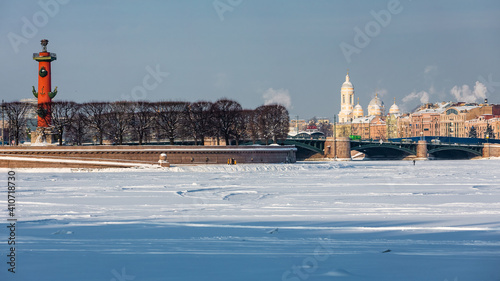 Obraz na płótnie Roman-style columns - Rostralnaya Kolonna on Vasilyevsky island. Sights of St. Petersburg. Winter in the city on the Neva in Russia w salonie