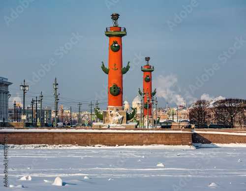 Obraz na płótnie Roman-style columns - Rostralnaya Kolonna on Vasilyevsky island. Sights of St. Petersburg. Winter in the city on the Neva in Russia w salonie
