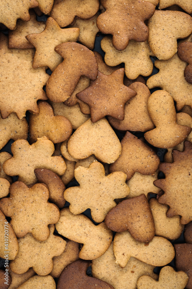 Fototapeta premium homemade curly gingerbread cookies lay in a continuous layer. view from above. art background or wallpaper for creative food design