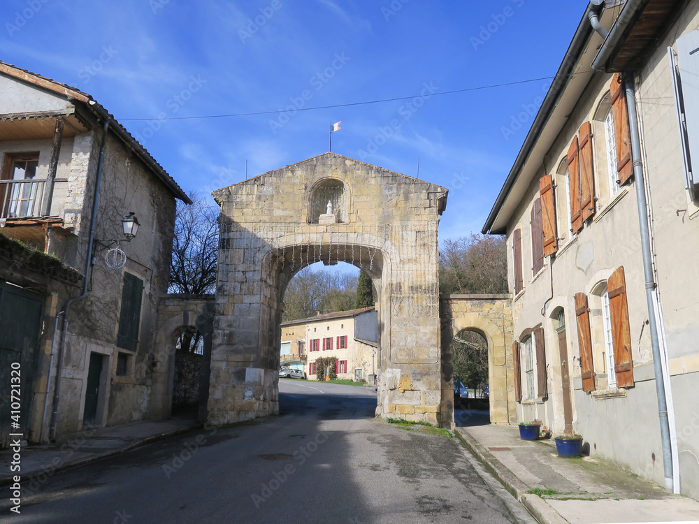 village de Saint-Martory avec la porte Nord et la porte sud du 17ème siècle, le pont du 18 ème siècle et le château du 16 ème siècle
