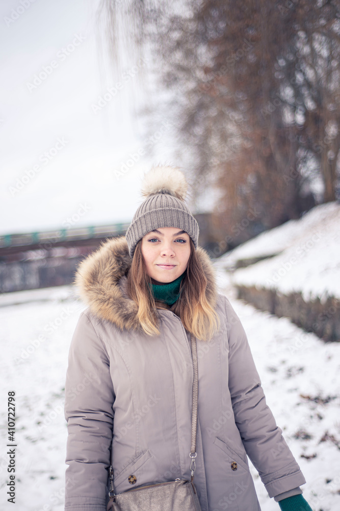 girl in winter park, positive portrait of a woman in winter, a girl's look through frosty branches, beautiful eyes, frosty cold day girl in winter park, positive portrait of a woman in winter, a girl's look through frosty branches, beautiful eyes, frosty cold day