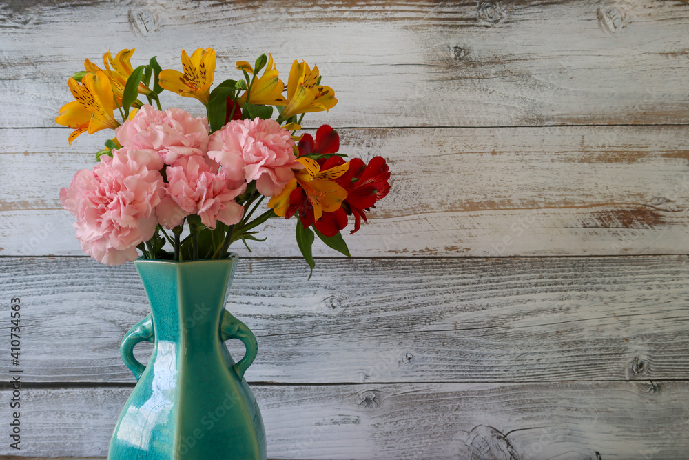青い花瓶に活けたカーネーションとアルストロメリアの花束 Stock Photo Adobe Stock 青い花瓶に活けたカーネーションとアルストロメリアの花束 Stock Photo Adobe Stock