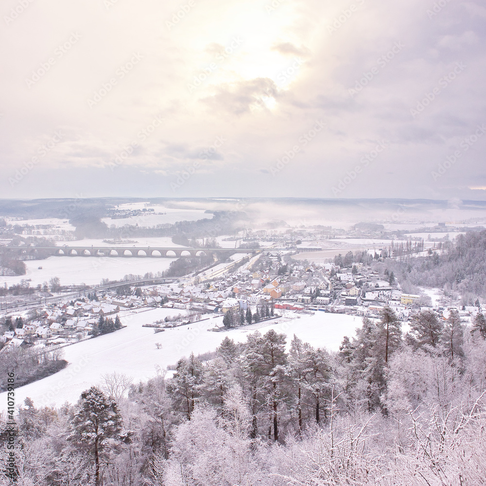 Obraz premium Winterlicher Panoramablick auf die Saaletalbrücke der Autobahn A4 bei Jena im Nebel, verschneite Landschaft im Thüringer Saaletal, Deutschland