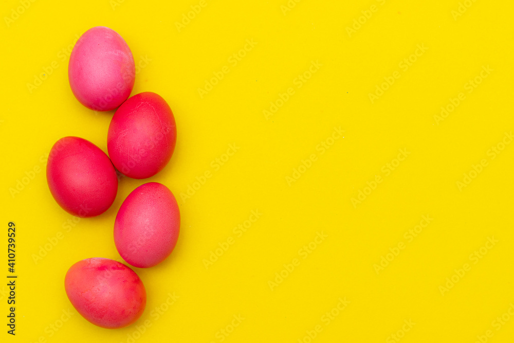 Obraz premium Painted eggs on a yellow background. Chicken eggs on a yellow background. Chicken eggs are colored. Easter. Orthodox holiday. An article about Easter. Article about eggs benefits and harms. Copy space