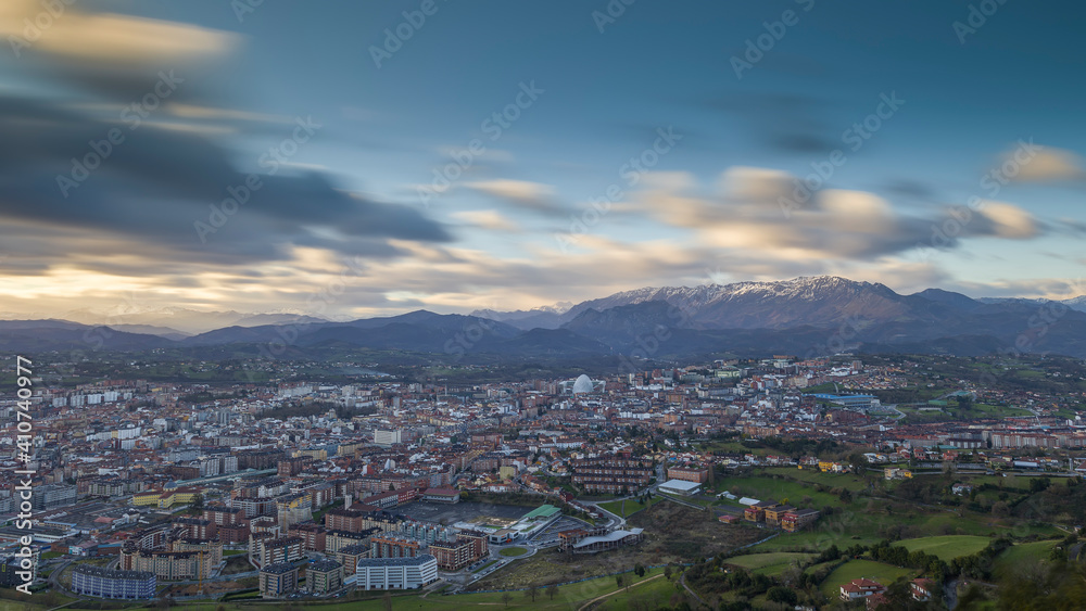 Panoramic view of the city of Oviedo with the Aramo in the background