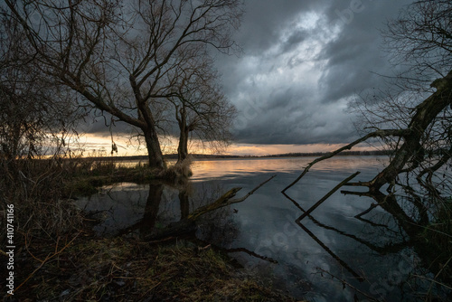 Foto Atmosphärisches Bild im Stil Caspar David Friedrichs einer Wiesenlandschaft bei
