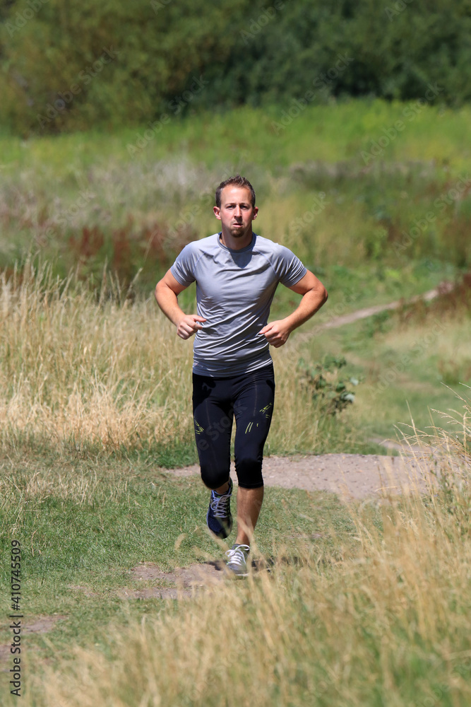 Fototapeta premium Cooler, sportlicher, junger Mann beim Joggen