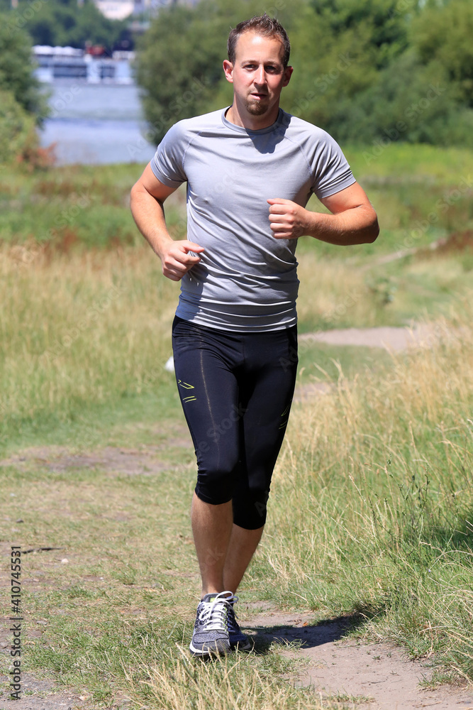Fototapeta premium Cooler, sportlicher, junger Mann beim Joggen