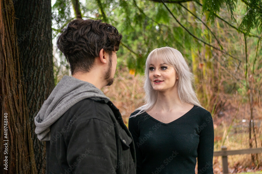 男性を見つめるながら会話をする白人女性