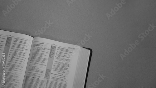 Obraz na płótnie Santa Biblia abierta en el libro de Salmos capítulo 91 en escala de grises, fras