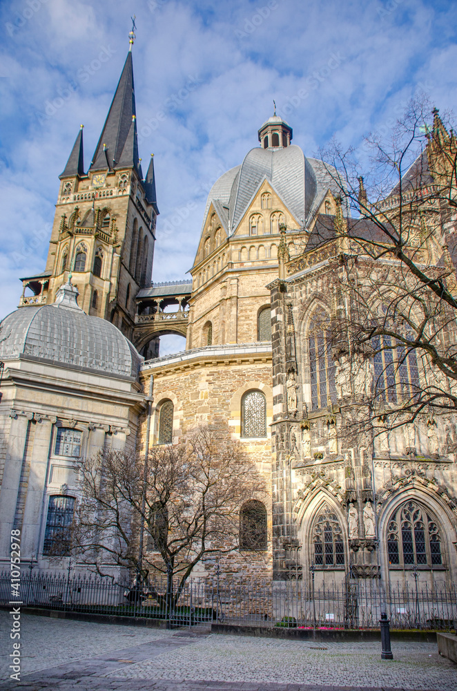 Der Aachener Dom - Der Aachener Dom, auch Hoher Dom zu Aachen, Aachener Münster oder Aachener Marienkirche, ist die Bischofskirche