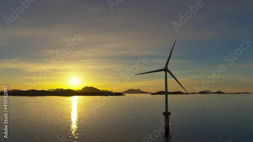 洋上発電と夕日