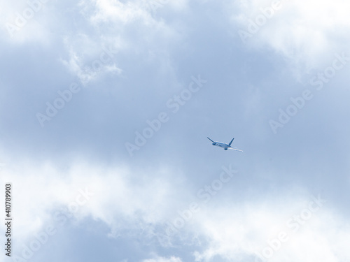 曇り空を上昇する飛行機