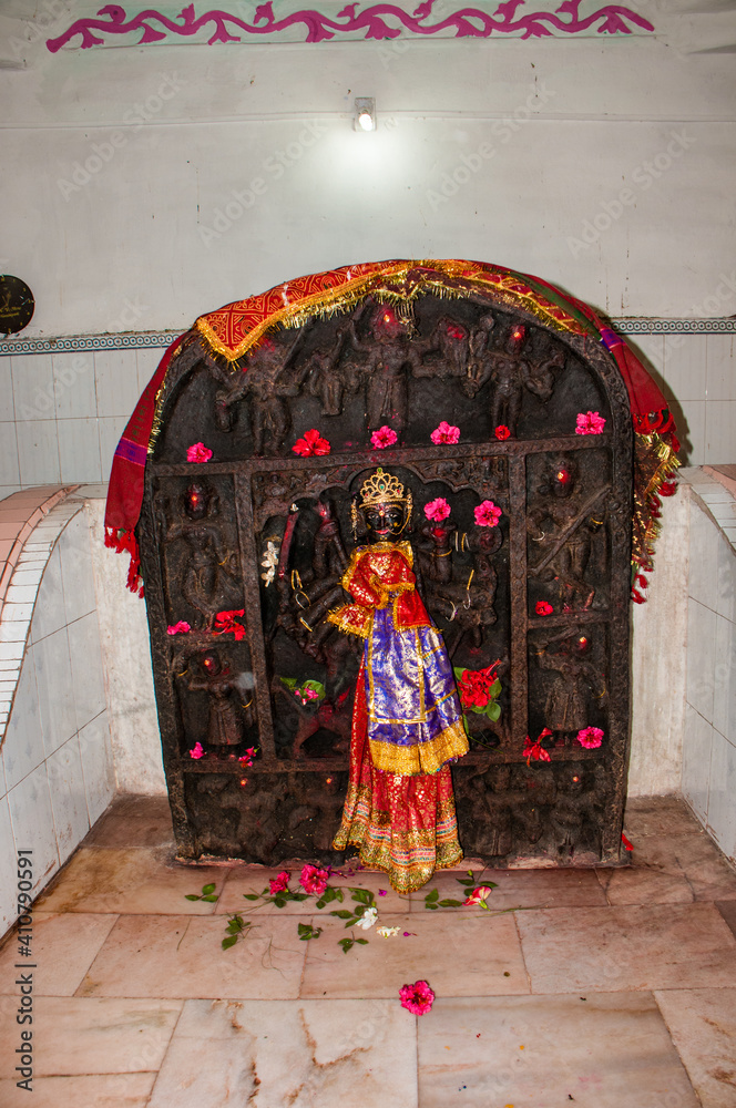 Fototapeta premium AMADUBI VILLAGE NEAR GHATSHILA OF JHARKHAND STATE OF INDIA. AMADUBI VILLAGE IS FAMOUS FOR IT'S SANTHALI TRIBAL CULTURE & PAITKAR PAINTING (A PAINTING FORM OF FAMOUS POT ART PAINTED BY NATURAL COLOUR).