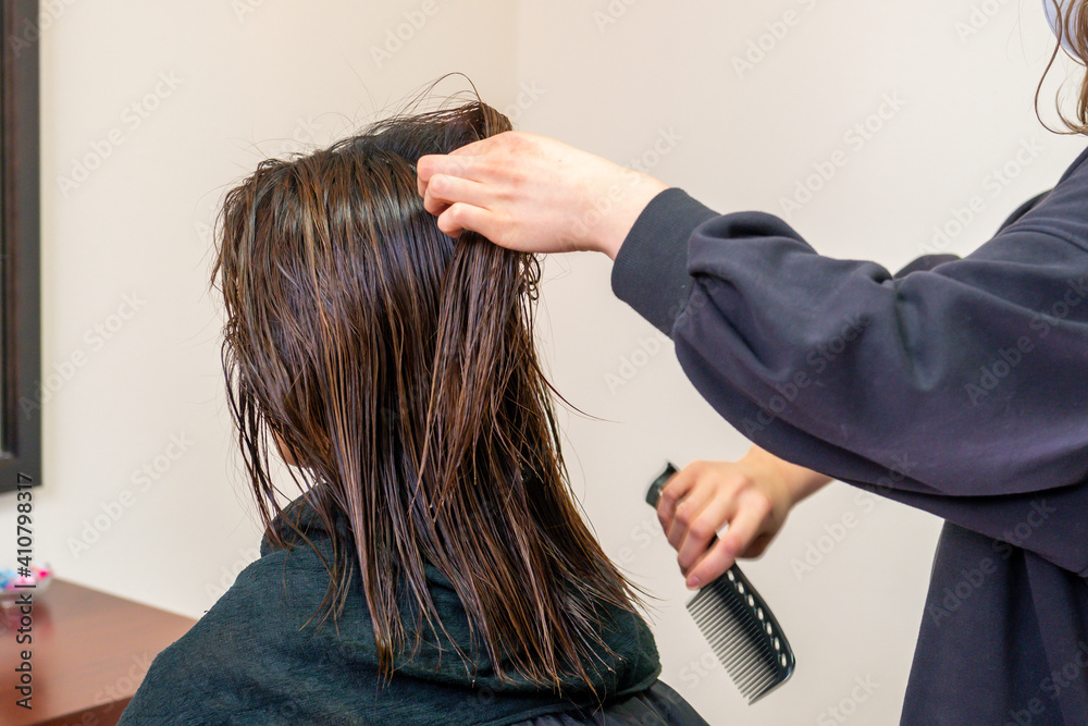Fototapeta premium 美容室でのスタイリング&ヘアケア 女性の美しい髪