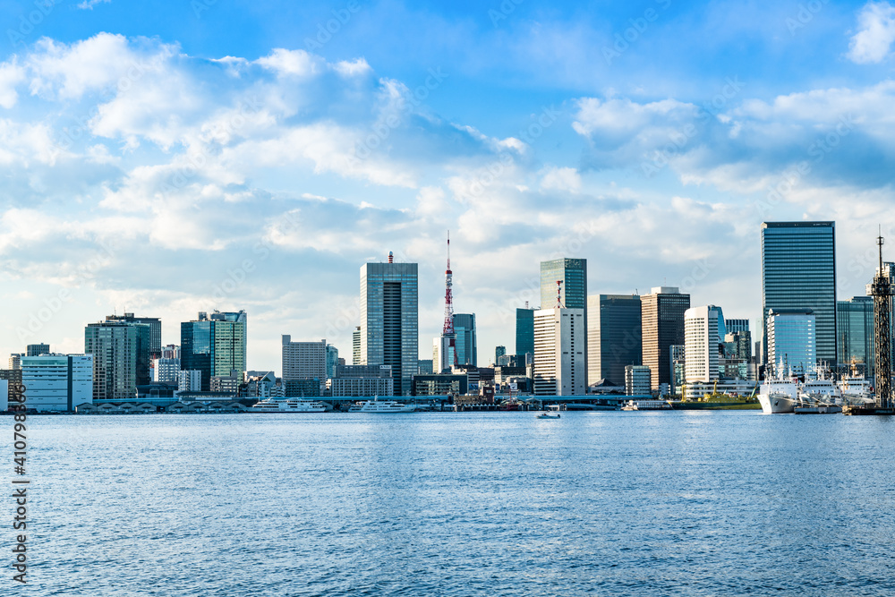 日本　隅田川と東京タワーとビル群