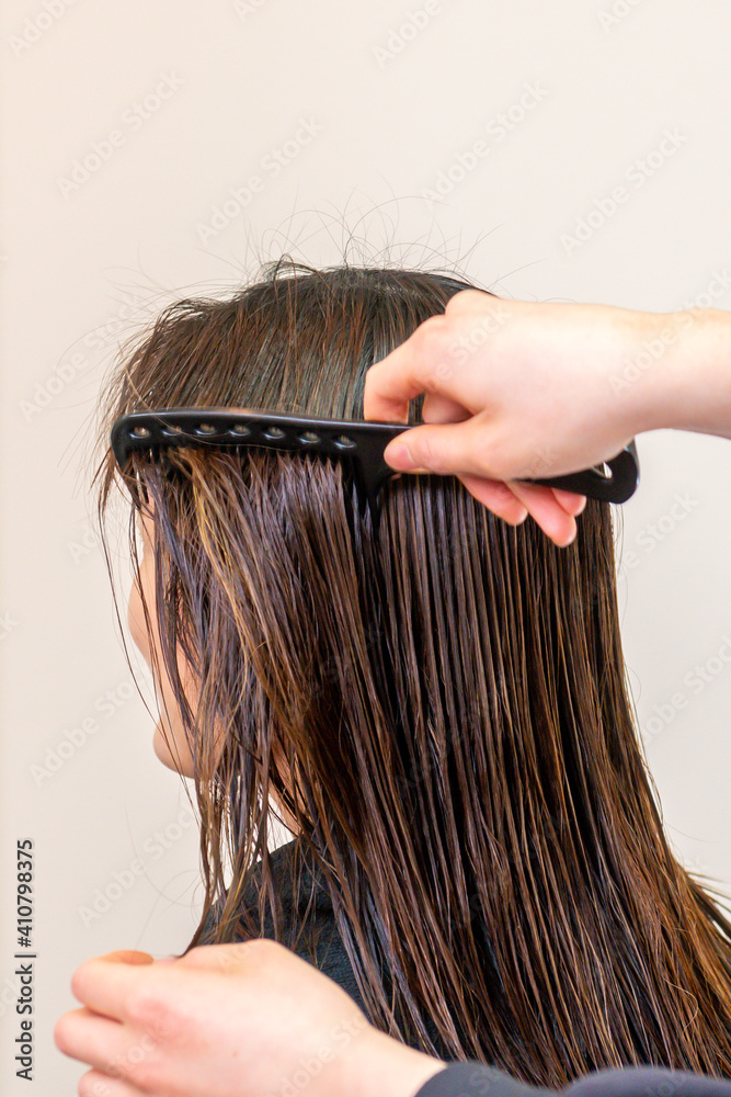 Obraz premium 美容室でのスタイリング&ヘアケア 女性の美しい髪