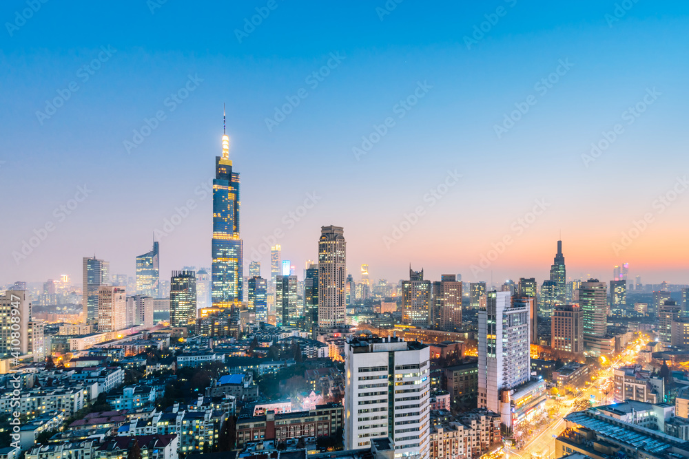 Obraz premium Nocny widok na budynek Zifeng i panoramę miasta w Nankinie, Jiangsu, Chiny 