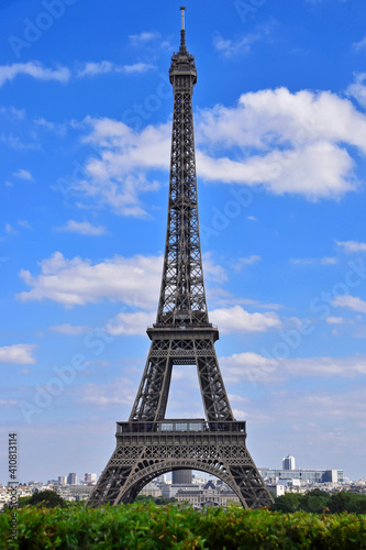 Fototapeta Naklejka Na Ścianę i Meble -  The symbol of Paris - the Eiffel Tower on a clear summer day