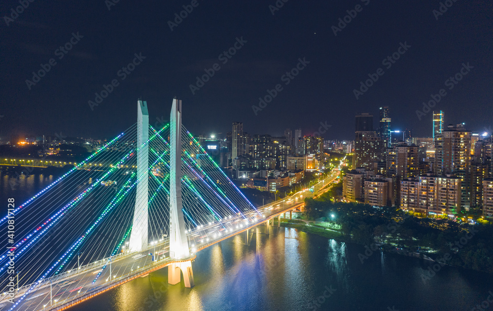 Obraz premium Night view of Hesheng Bridge and Huizhou Bridge in Huizhou City, Guangdong Province, China
