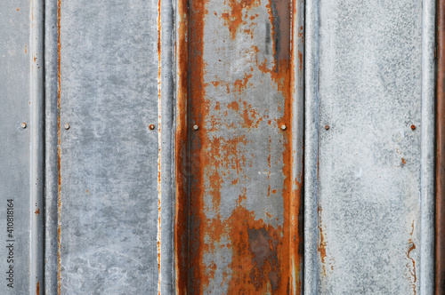 銹びた鉄板の壁