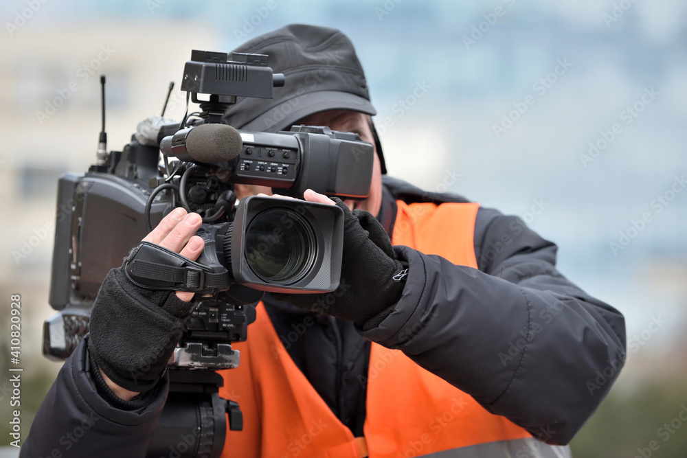 Obraz premium TV camera man filming a political event