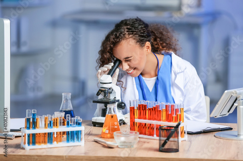 Female scientist working wi...