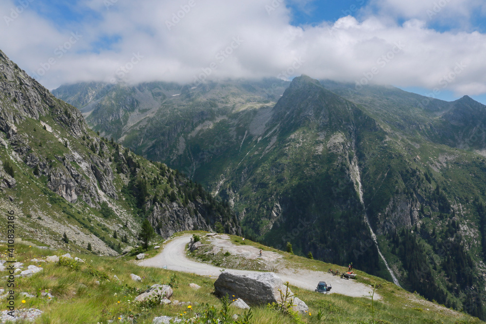Bellissima vista panoramica sulle montagne dal sentiero che porta al rifugio cornisello nella Val Nambrone in Trentino, viaggi e paesaggi in Italia