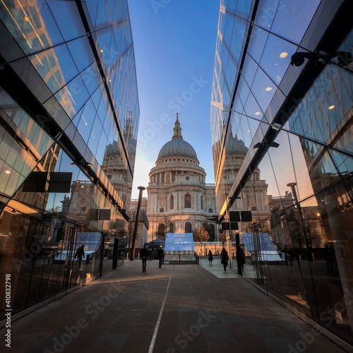 Carta da parati Londra - Carta da parati Low Angle View Of St Paul Cathedral In City Against Sky