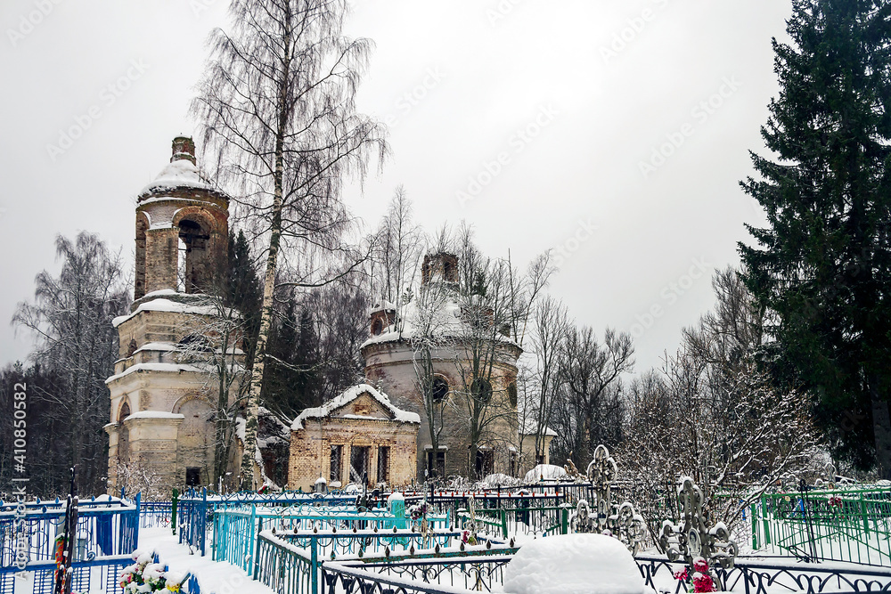 Obraz premium destroyed orthodox church
