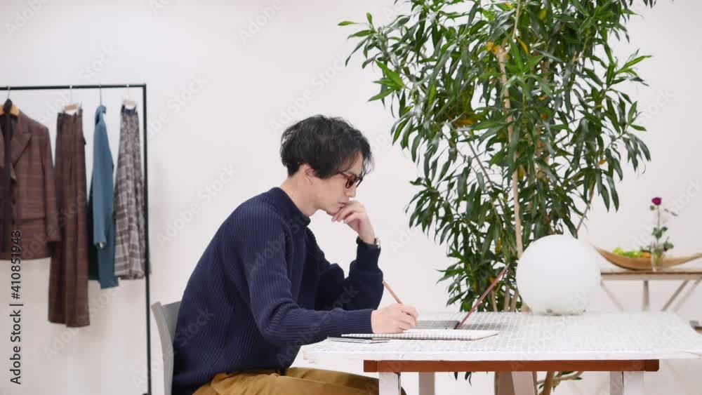 オフィスで働くファッションデザイナー オフィスで働くファッションデザイナー