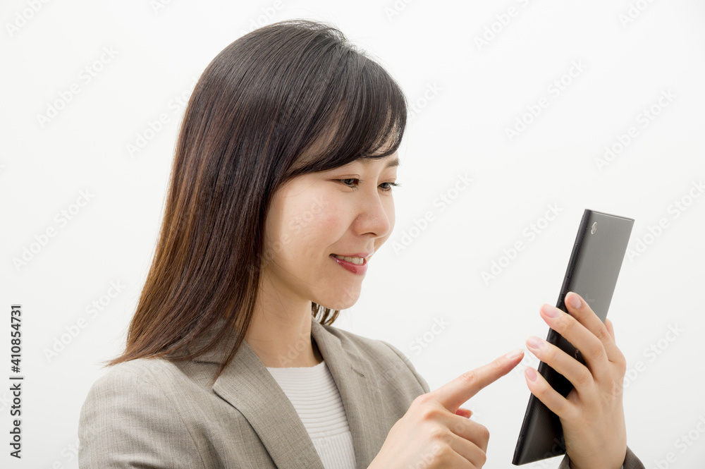 タブレットを使ってリモートワークをする女性 タブレットを使ってリモートワークをする女性
