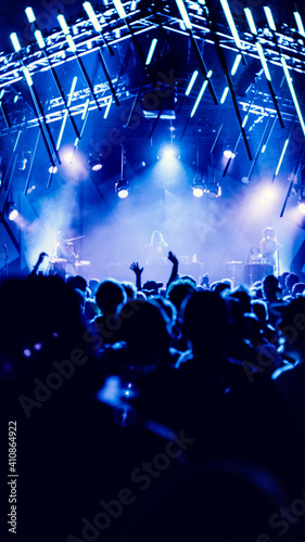 Cuadro en lienzo Vertical shot of people from back during the Roskilde Festival, Denmark in a hal