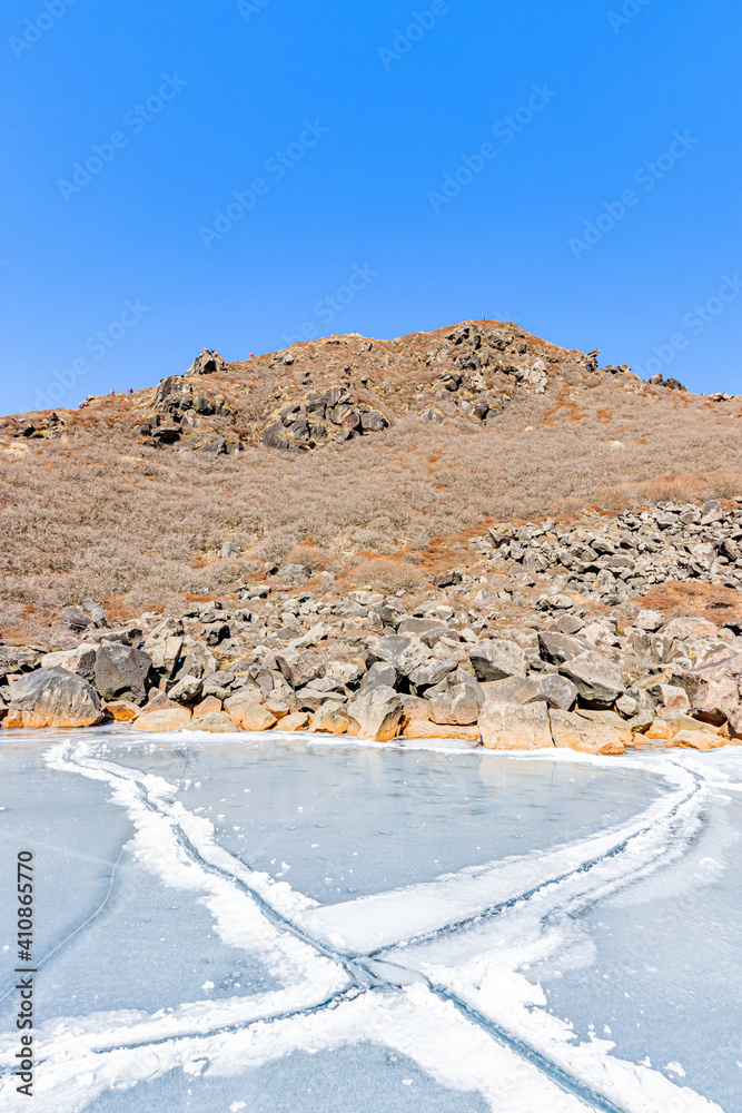 冬のくじゅう連山　凍結した御池と天狗ヶ城　大分県玖珠郡　Kuju renzan in winter Frozen pond and Mt.Tengugajou Ooita-ken Kusu-gun