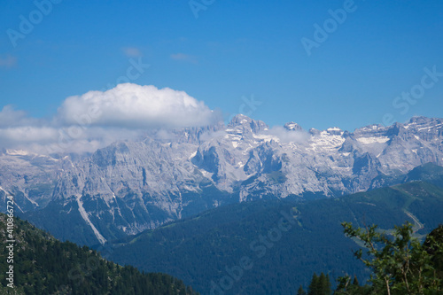 Bellissima vista panoramica sulle montagne dal rifugio cornisello nella Val Nambrone in Trentino, viaggi e paesaggi in Italia