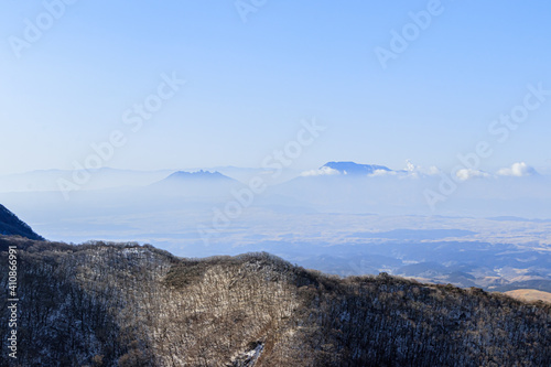 冬のくじゅう連山から見た根子岳と阿蘇中岳　大分県玖珠郡　Mt.Nekodake and Mt.Asonakadake seen from Kuju renzan in winter Ooita-ken Kusu-gun photo