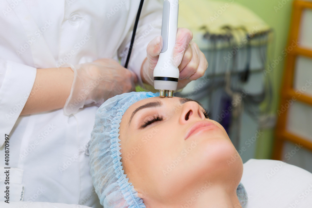 Radiofrequency face lifting procedure for face contour correction. Modern RF lifting for burning subcutaneous fat and tightening the skin. Radiofrequency face lifting procedure for face contour correction. Modern RF lifting for burning subcutaneous fat and tightening the skin.