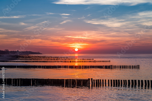 romantischer Sonnenuntergang am Meer in Kühlungsborn an der Ostsee, Mecklenburg-Vorpommern, Deutschland