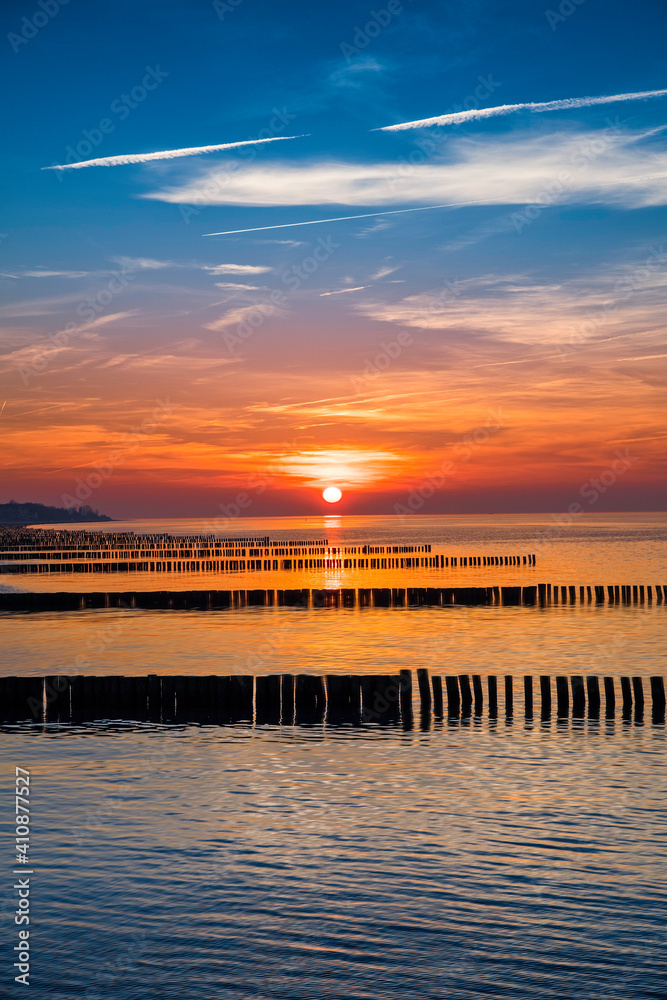 romantischer Sonnenuntergang am Meer in Kühlungsborn an der Ostsee, Mecklenburg-Vorpommern, Deutschland