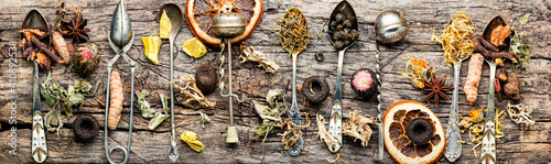 Obraz na plátně Healing herbs in teaspoons