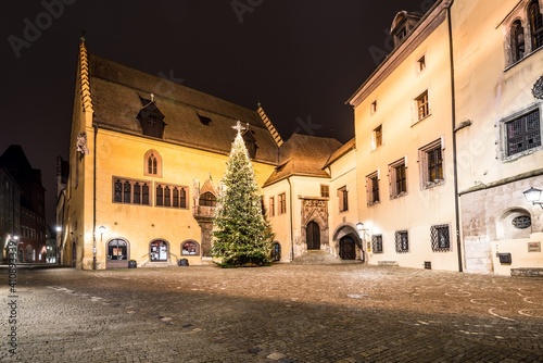 Rathausplatz in Regensburg nachts mit beleuchteten Weihnachtsbaum vor dem alten historischen Rathaus  Deutschland 2020
