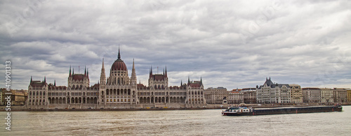 wunderschöner Blick auf das Budapester Parlament.