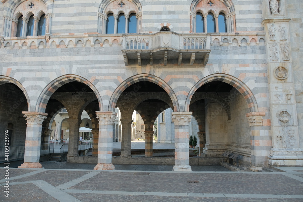 Il portico del Broletto a Como in Lombardia, Italia.