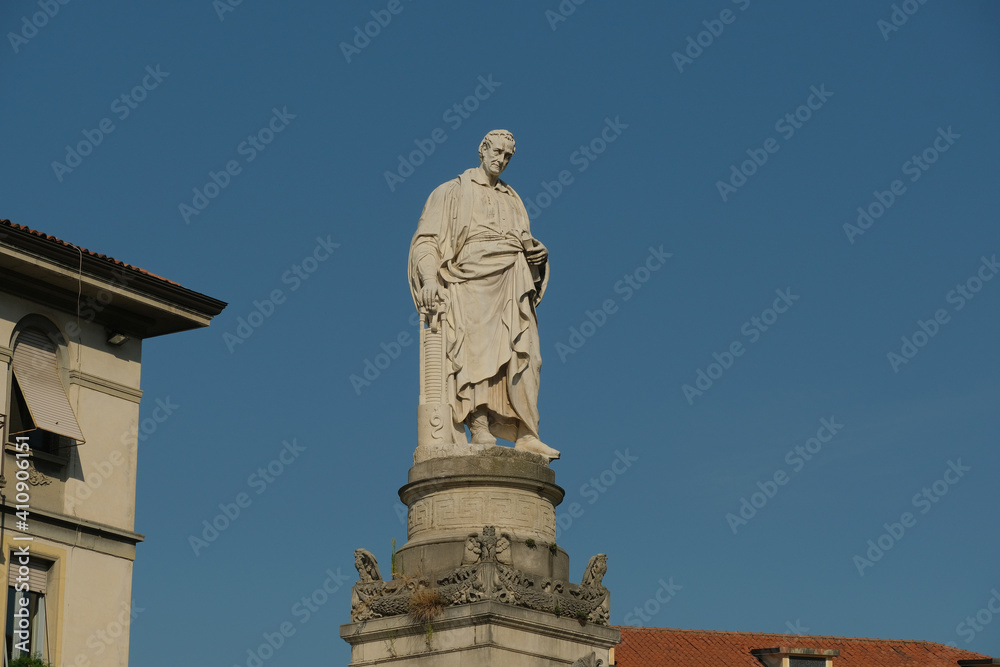 Il monumento ad Alessandro Volta nell'omonima piazza di Como, Lombardia, Italia.