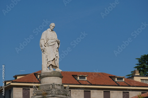 Il monumento ad Alessandro Volta nell omonima piazza di Como  Lombardia  Italia.