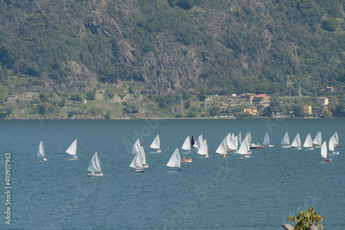 Barche a vela sul lago di Como a Pianello del Lario in provincia di Como, Lombardia, Italia.