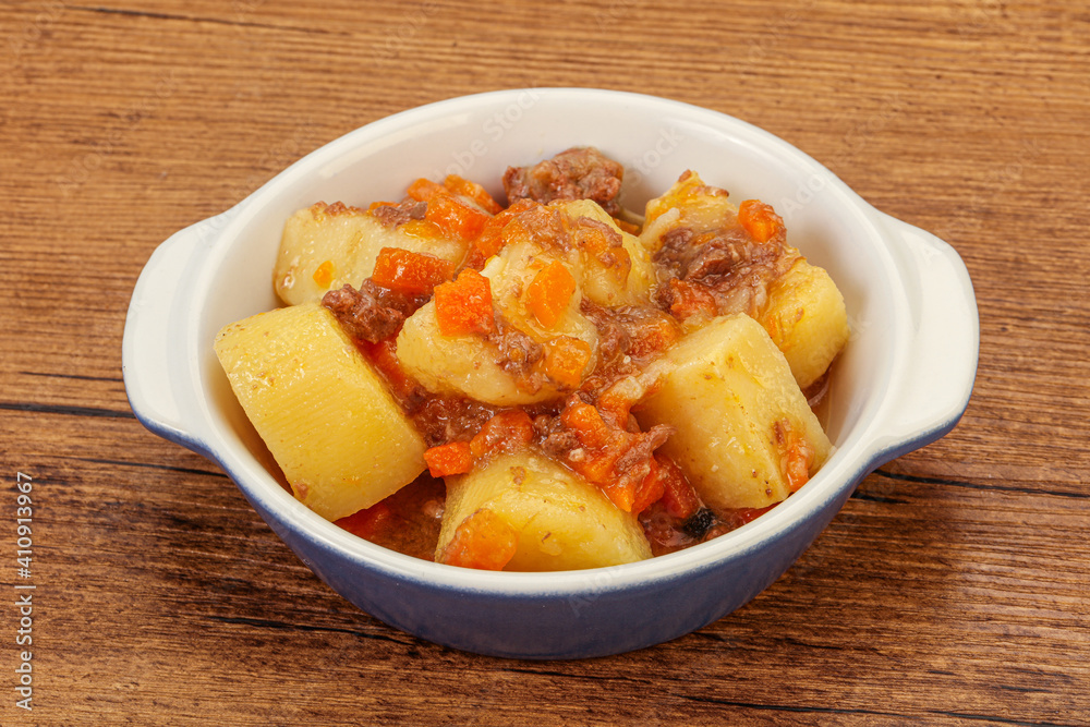 Roasted potato and beef with sauce